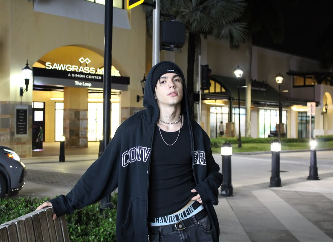 Carlos Alberto con ropa urbana en una salida nocturna